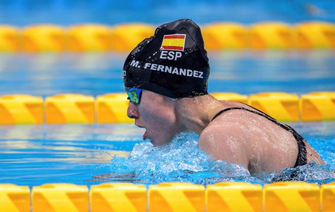 Marta Fernández nada en la prueba de los 50 metros braza (Foto: EFE).