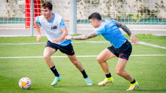 Jon Morcillo se va de Ander Capa en Lezama (Foto: Athletic Club).