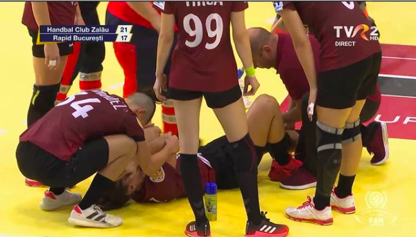 Marta López, consolada por sus compañeras de equipo tras lesionarse (Foto: @martalh17).