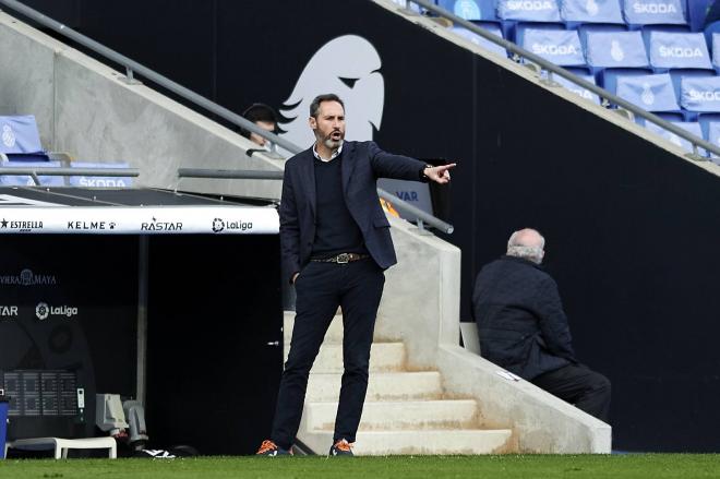 Vicente Moreno da indicaciones en un partido del Espanyol.