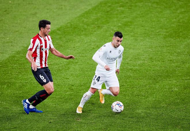 Borja García encara en un Athletic-Huesca (Foto: Cordon Press).