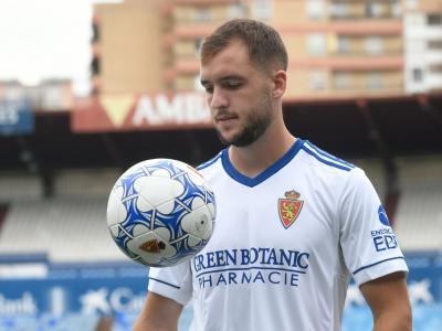 Vada da toques durante su presentación como jugador del Real Zaragoza (Foto: Real Zaragoza).