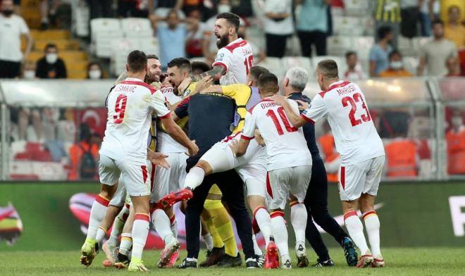 Djuka celebra con los jugadores de Montenegro el gol de Radunovic (Foto: FSCG)