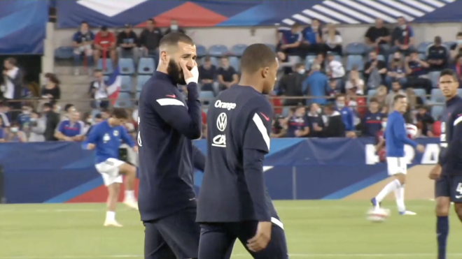 Benzema, hablando con Mbappé durante el calentamiento.