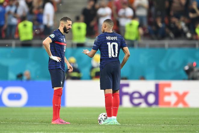 Karim Benzema y Kylian Mbappé, en un partido con Francia (Foto: Cordon Press).