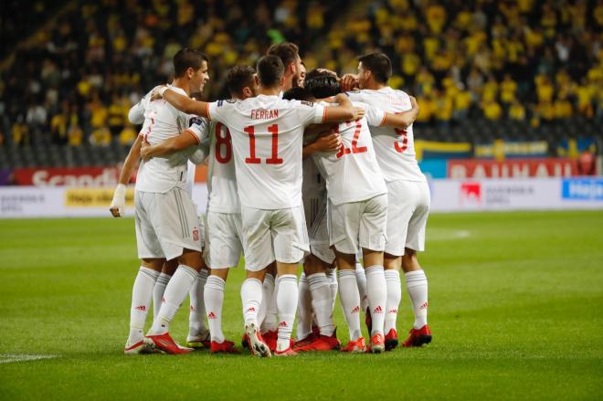 La selección española celebrando el gol de Carlos Soler (Foto: SeFútbol)).jpg