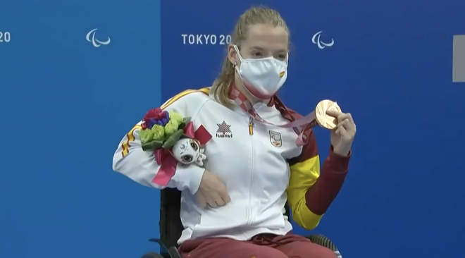Marta Fernández, con su medalla.