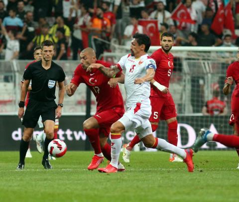 Okay, jugador del Celta, observa una jugada del Turquía-Montenegro (Foto: TFF)