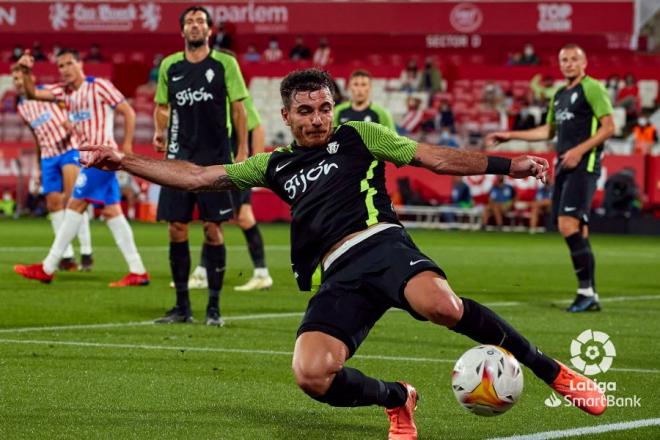 Campuzano pelea por un balón en el partido ante el Girona (Foto: LaLiga).