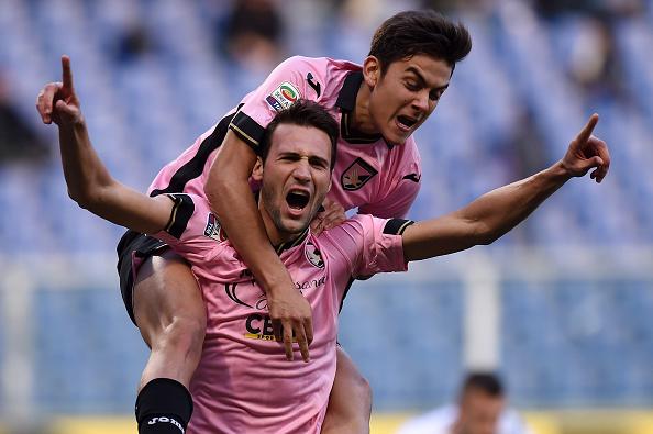 Franco Vázquez y Dybala celebran un gol en el Palermo.