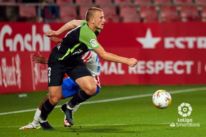 Vasyl Kravets avanza con el balón ante un rival del Girona en el estadio de Montilivi (Foto: LaLiga).