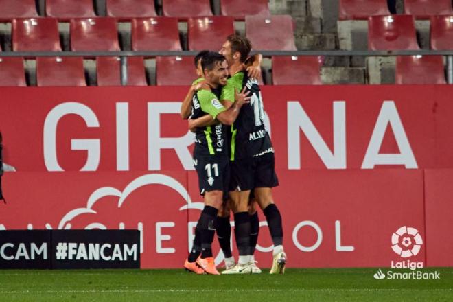 Los jugadores del Sporting celebran el gol de Gaspar en Girona (Foto: LaLiga).