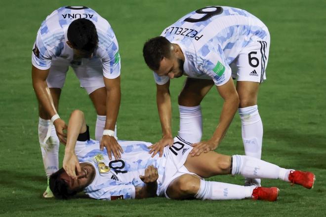 Leo Messi se duele en el suelo tras la entrada de Martínez en el Venezuela-Argentina (Foto: EFE).
