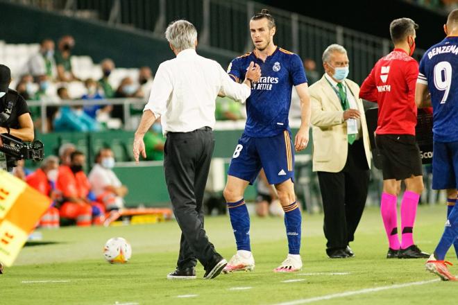 Bale saluda a Ancelotti tras ser sustituido en el partido ante el Betis (Foto: Cordon Press).