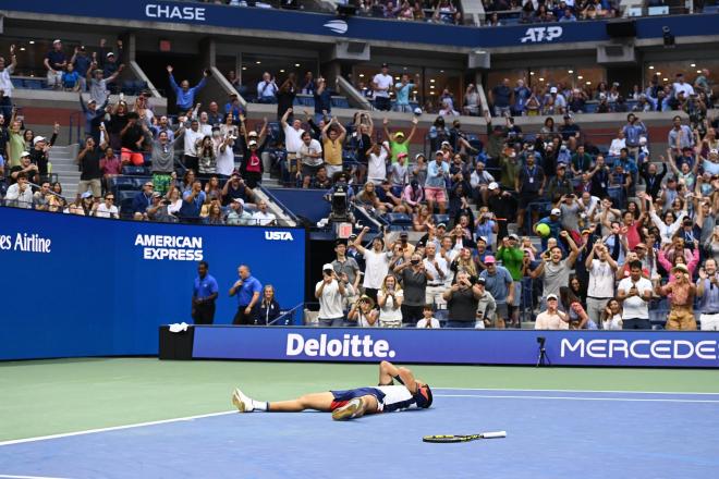 Carlos Alcaraz celebra su victoria ante Tsitsipas.