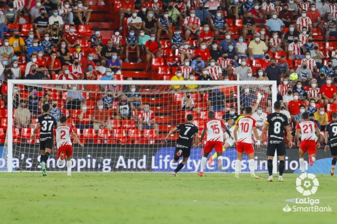 Disparo de Braian Cufré a la escuadra en el Almería-Málaga (Foto: LaLiga).