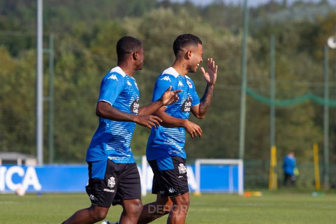 De Camargo y Juergen sonriendo durante el entrenamiento (Foto: RCD).