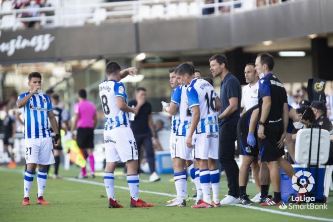 Los jugadores del Sanse, atentos a las instrucciones de Xabi Alonso en el partido en Cartagena (Foto: LaLiga).