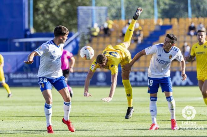 Fran Gámez en una acción en el partido en Alcorcón (Foto: LaLiga).