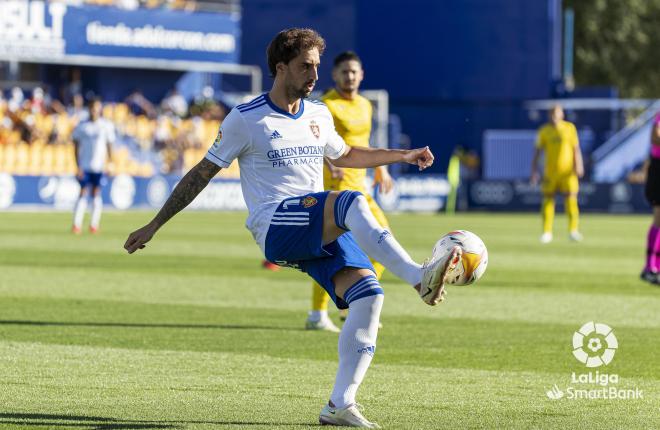 Eguaras toca la pelota durante el Alcorcón-Real Zaragoza (Foto: LaLiga).