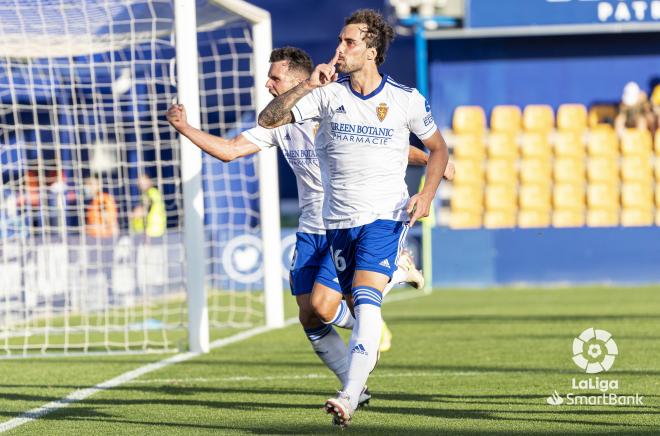 Íñigo Eguaras celebra su gol en el Alcorcón-Real Zaragoza (Foto: LaLiga).