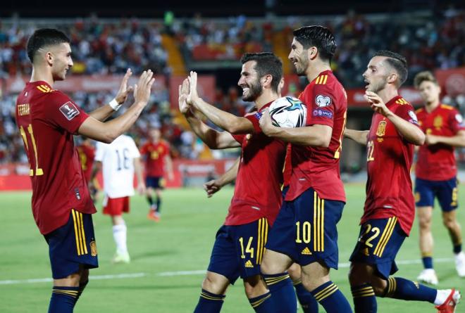 España celebra el gol de Gayà a Georgia con Ferran Torres, Carlos Soler y Sarabia (Foto: SeFutbol).