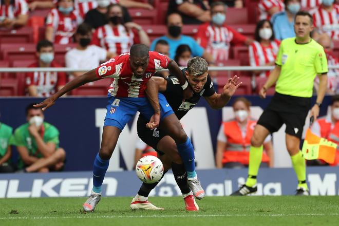 Kondogbia pugna el balón con un jugador del Elche (Foto: Cordon Press).