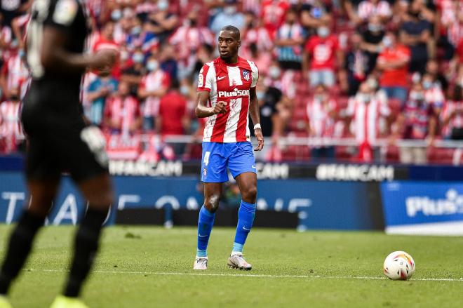 Kondogbia controla el balón durante el Atlético de Madrid-Elche (Foto: Cordon Press).