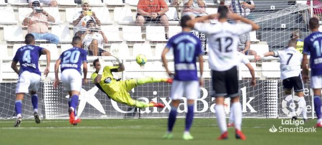 Roberto, en el lanzamiento de penalti del Burgos (Foto: LaLiga).