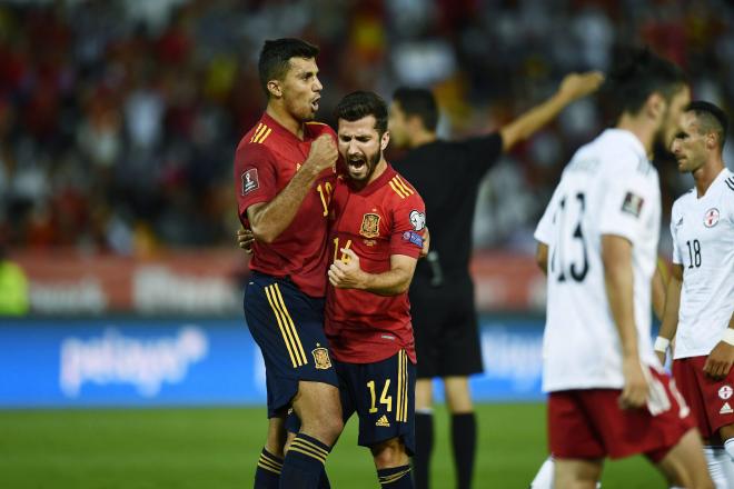 Rodrigo celebra con Gayá un gol ante Georgia (Foto: Cordon Press).