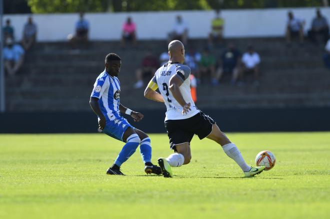 William de Camargo ante un jugador del Tudelano (Foto: RCD).