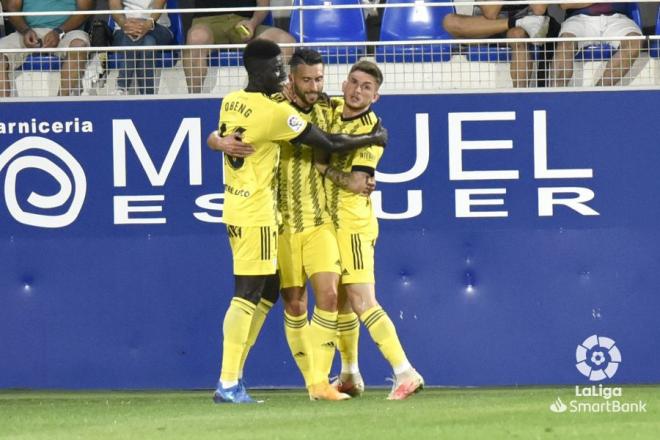 Borja Bastón celebra su gol ante el Huesca con sus compañeros (Foto: LaLiga).
