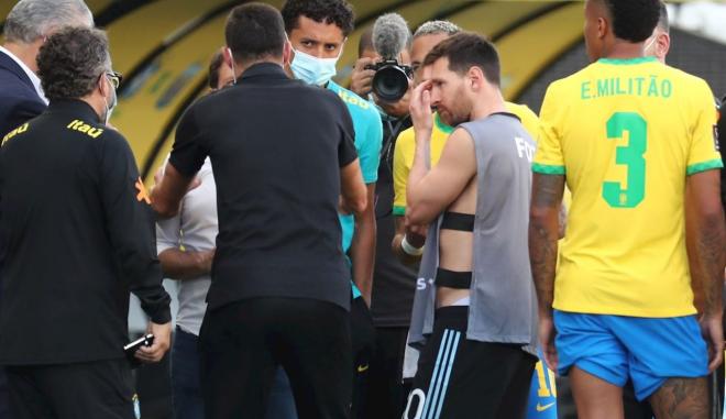 Leo Messi, Neymar Jr y Marquinhos hablan tras la suspensión de un partido (FOTO: EFE).