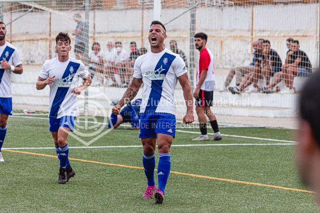 Chendo Alarcón celebra un gol con el Recreativo (Foto: RCRH).