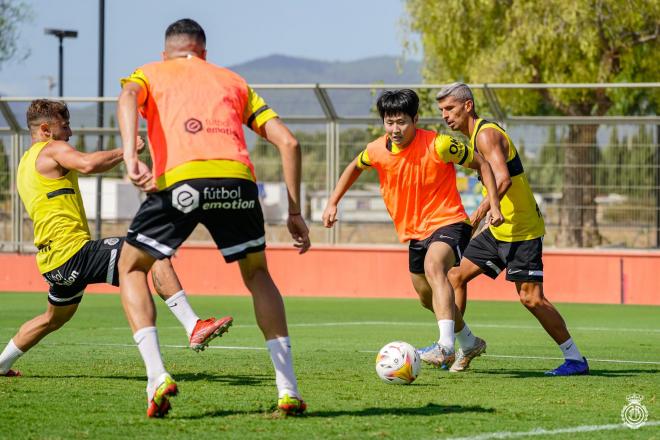 Kubo y Salva Sevilla, en un entrenamiento del Mallorca (Foto: RCDM).