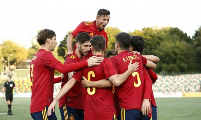España sub 21 celebra uno de los goles ante Lituania (Foto: RFEF).