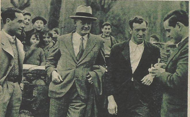 Patrick O'Connell, con el sombrero, entrenador del Real Betis que logró la liga de 1935 (Fuente: R