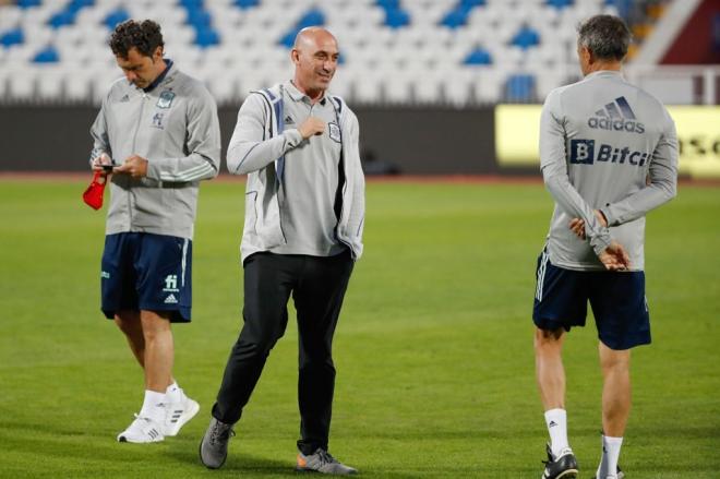 Rubiales y Luis Enrique dialogan durante el entrenamiento de España en Kosovo.