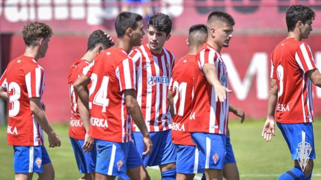 Jugadores del Sporting B celebran un gol (Foto: RSG)