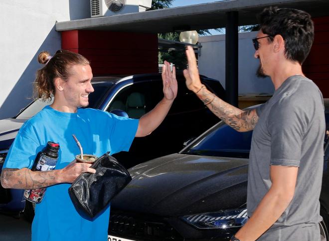 Griezmann y Savic se saludan en Majadahonda (Foto: Atleti).