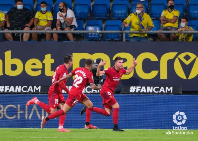 Rober Ibáñez corre tras David García en el gol que supuso la remontada ante el Cádiz (Foto: LaL