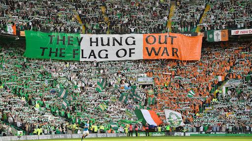 Aficionados del Celtic de Glasgow con la bandera de Irlanda.