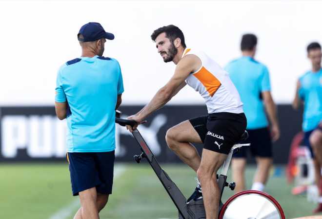 Gayà se entrena al margen (Foto: Valencia CF)
