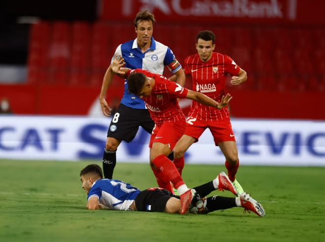 Idrissi y Juan María, en el duelo amistoso entre el Sevilla y el Deportivo Alavés. (Foto: Kiko Hurtado).