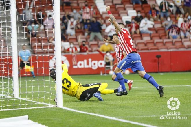 Djuka celebra el gol de Villalba en el Sporting-Leganés (Foto: LaLiga).
