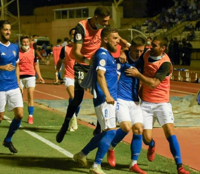 Los jugadores del San Fernando celebran un gol ante el Linares (Foto: San Fernando CDI)).