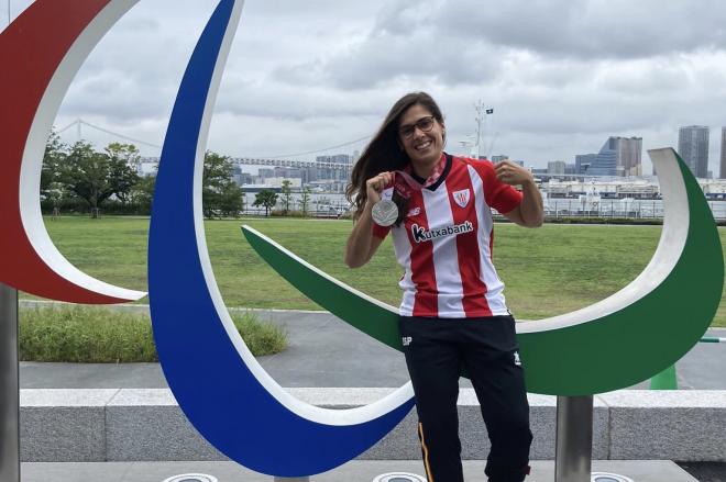Miriam Martínez posa con su medalla y la camiseta del Athletic