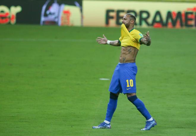 Neymar celebra un gol con Brasil mostrando que no está pasado de peso (Foto: Cordon Press).