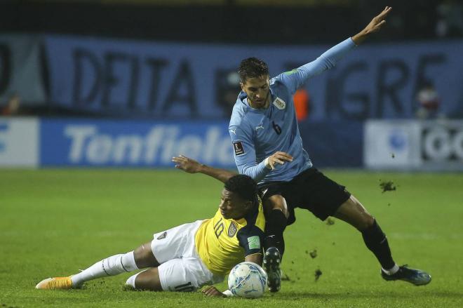 Plata cae ante Uruguay (Foto: AFP).