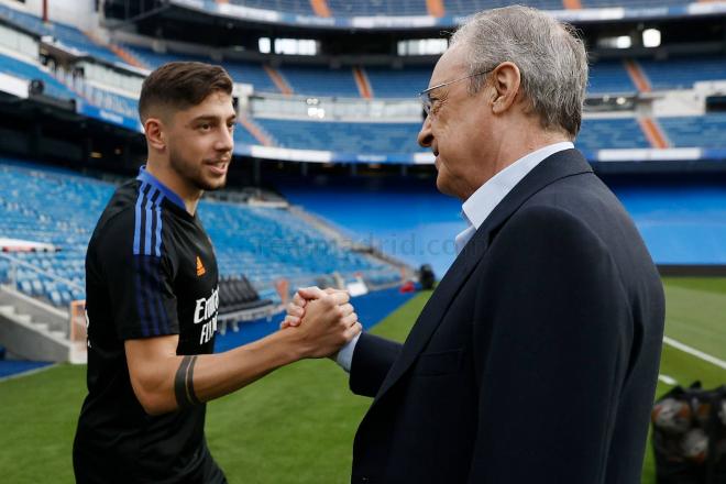 Florentino Pérez saluda a Fede Valverde (Foto: RMCF).